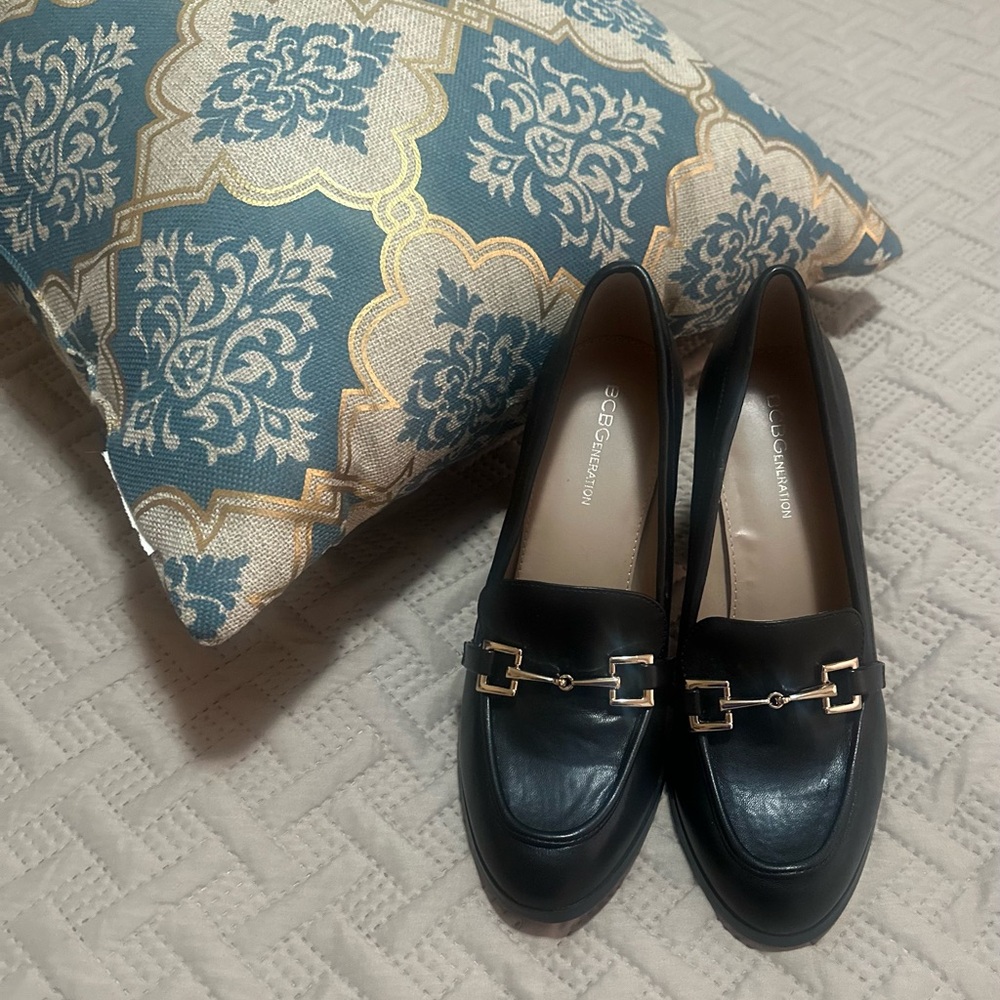 NWOB Women’s BCBGeneration Yasmin Loafer Block Heel Pump Black. Size 10.